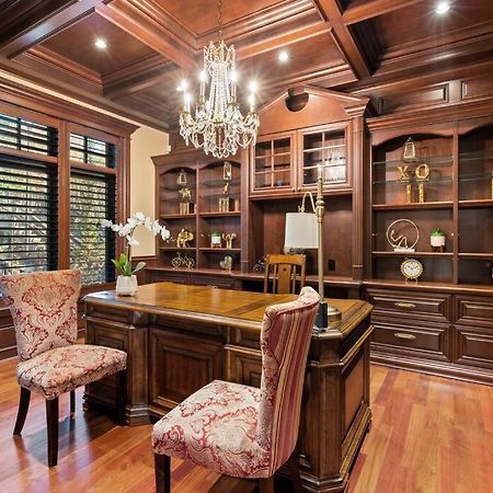 French Chateau W/Swim Spa & Theatre: 11,700 Sqft คาลการี ภายนอก รูปภาพ