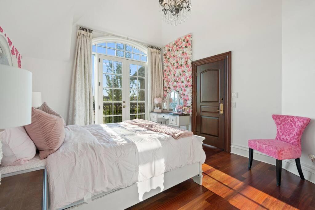French Chateau W/Swim Spa & Theatre: 11,700 Sqft คาลการี ภายนอก รูปภาพ