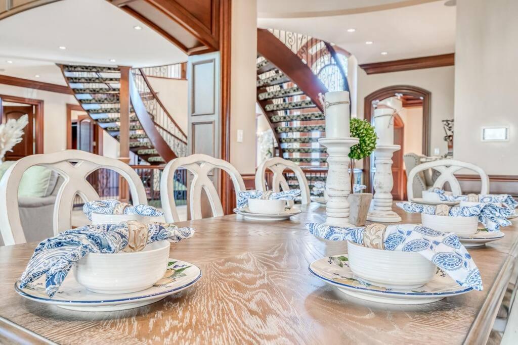 French Chateau W/Swim Spa & Theatre: 11,700 Sqft คาลการี ภายนอก รูปภาพ