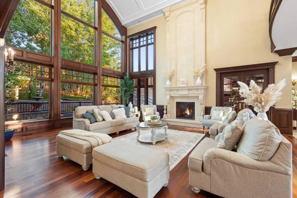 French Chateau W/Swim Spa & Theatre: 11,700 Sqft คาลการี ภายนอก รูปภาพ