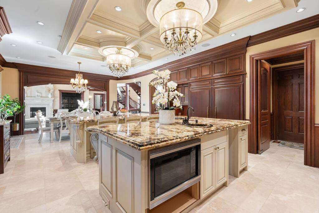 French Chateau W/Swim Spa & Theatre: 11,700 Sqft คาลการี ภายนอก รูปภาพ