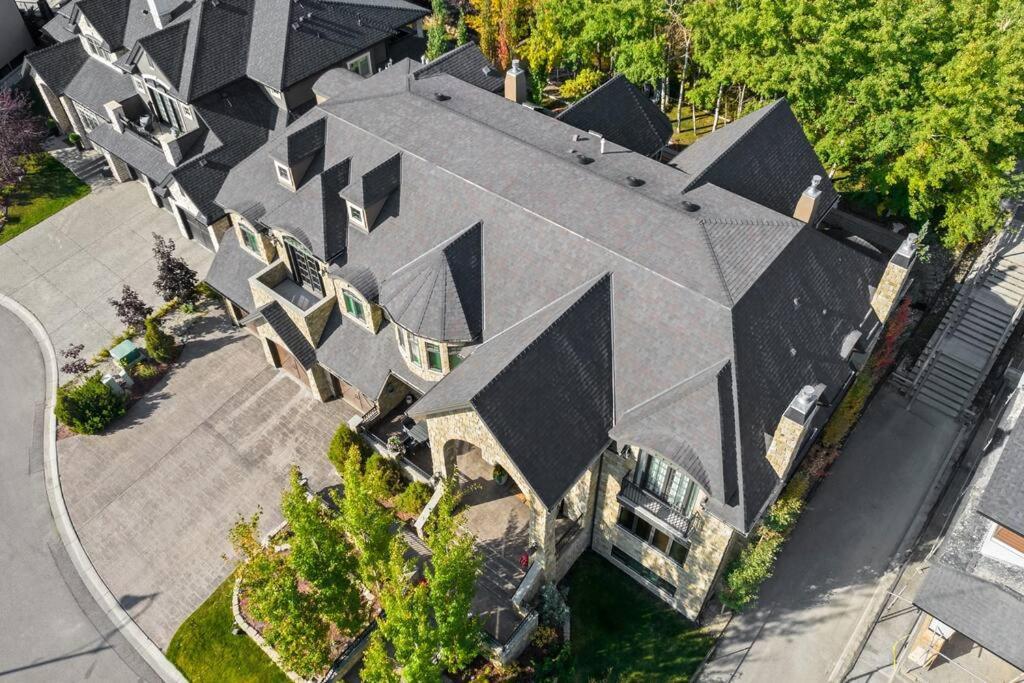 French Chateau W/Swim Spa & Theatre: 11,700 Sqft คาลการี ภายนอก รูปภาพ
