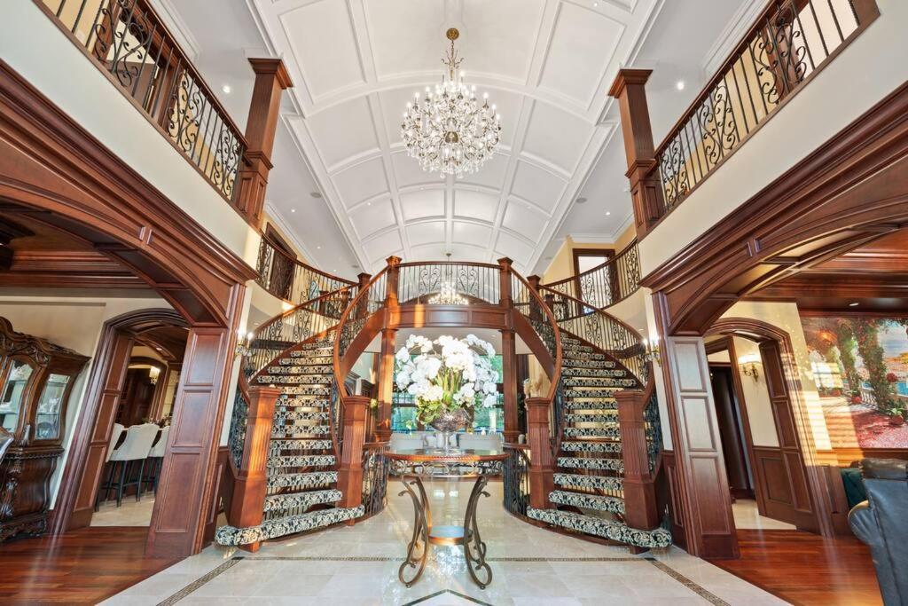 French Chateau W/Swim Spa & Theatre: 11,700 Sqft คาลการี ภายนอก รูปภาพ