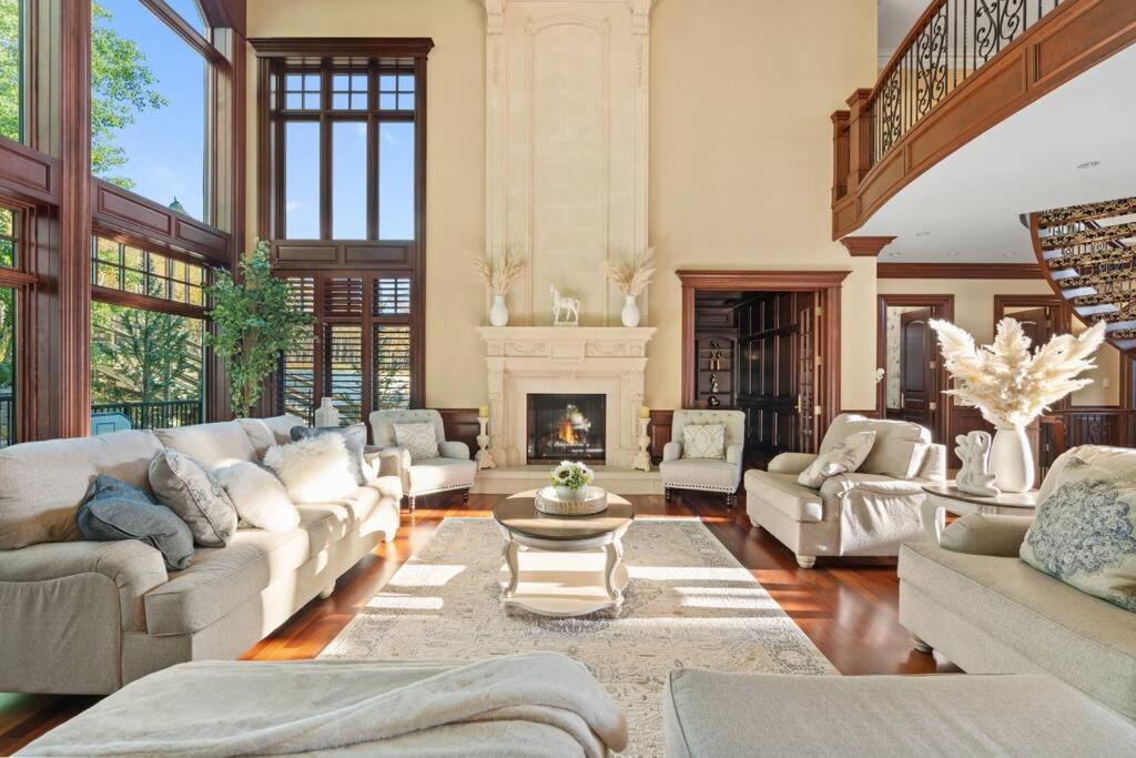 French Chateau W/Swim Spa & Theatre: 11,700 Sqft คาลการี ภายนอก รูปภาพ