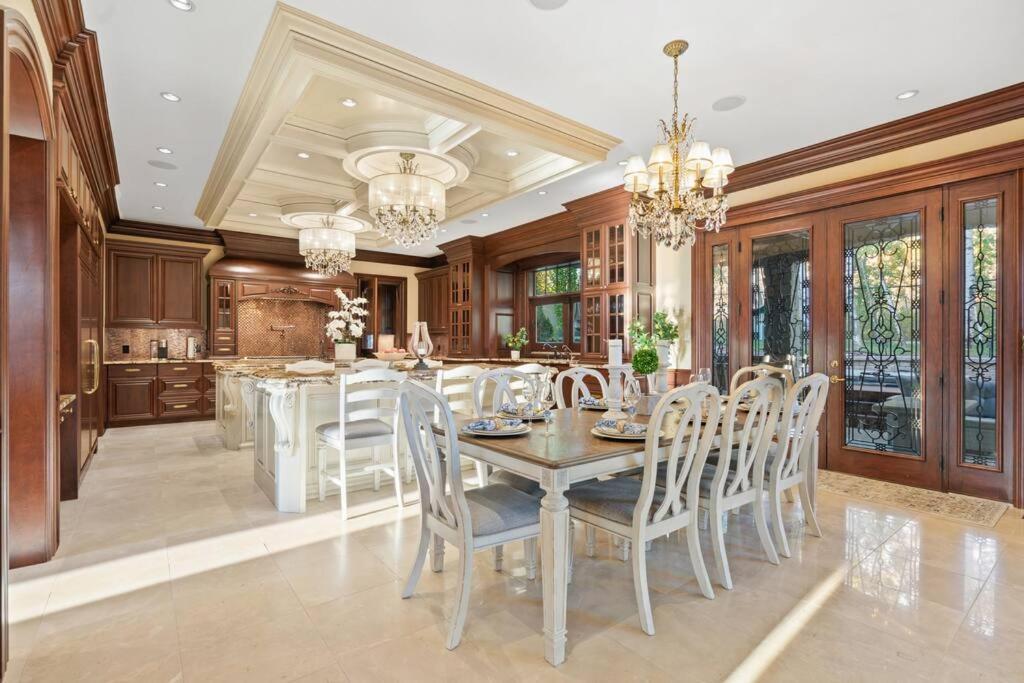 French Chateau W/Swim Spa & Theatre: 11,700 Sqft คาลการี ภายนอก รูปภาพ