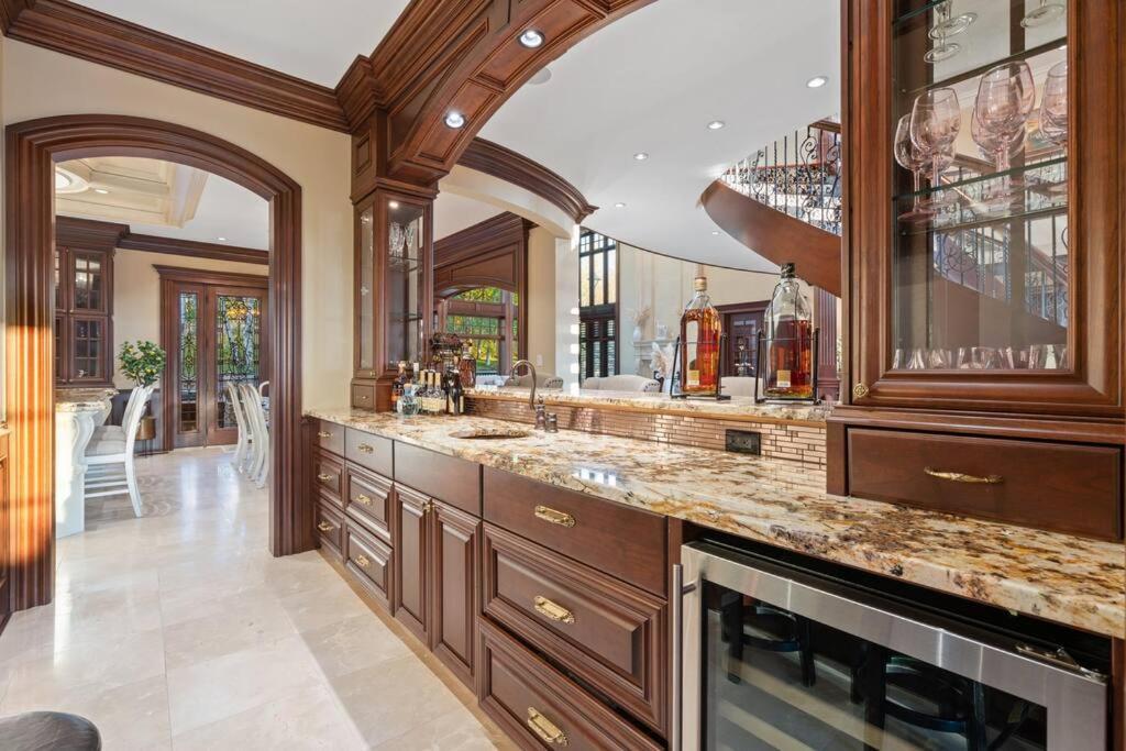 French Chateau W/Swim Spa & Theatre: 11,700 Sqft คาลการี ภายนอก รูปภาพ