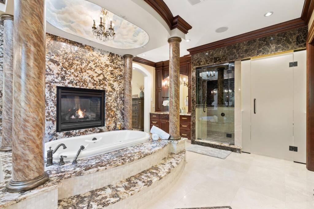 French Chateau W/Swim Spa & Theatre: 11,700 Sqft คาลการี ภายนอก รูปภาพ