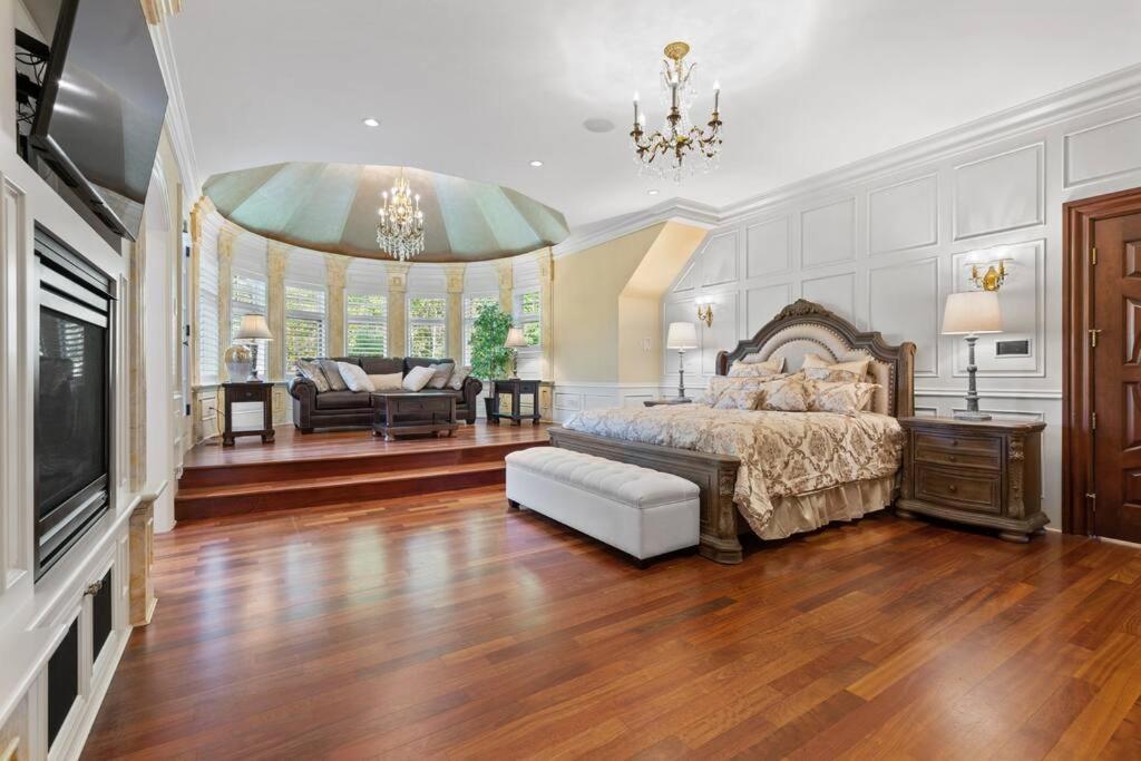 French Chateau W/Swim Spa & Theatre: 11,700 Sqft คาลการี ภายนอก รูปภาพ