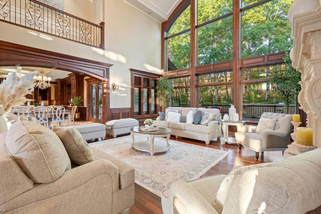 French Chateau W/Swim Spa & Theatre: 11,700 Sqft คาลการี ภายนอก รูปภาพ