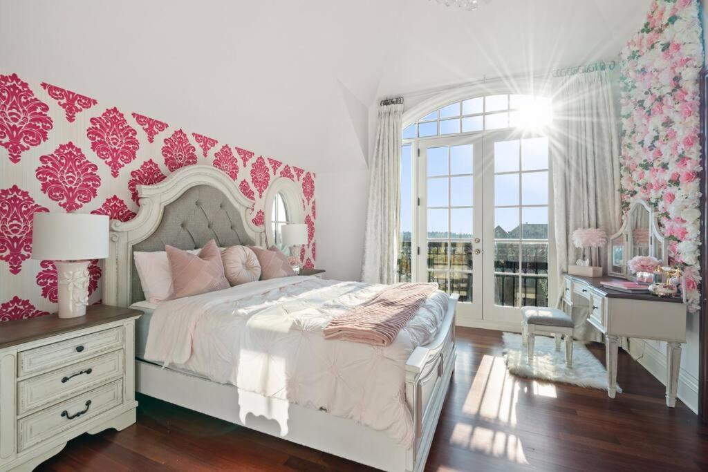 French Chateau W/Swim Spa & Theatre: 11,700 Sqft คาลการี ภายนอก รูปภาพ