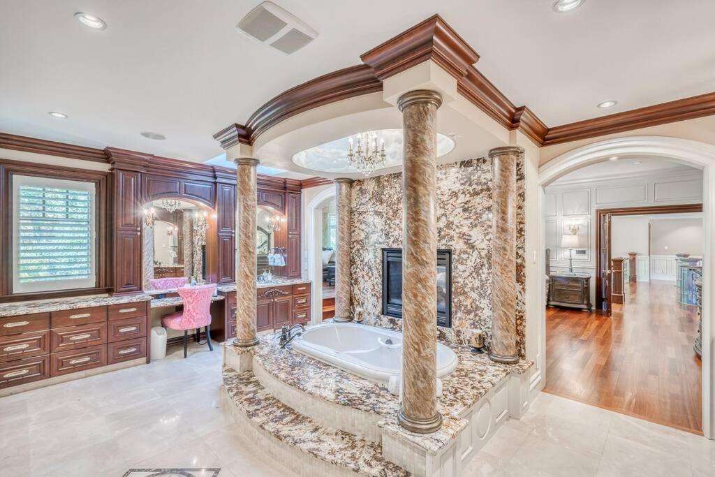 French Chateau W/Swim Spa & Theatre: 11,700 Sqft คาลการี ภายนอก รูปภาพ