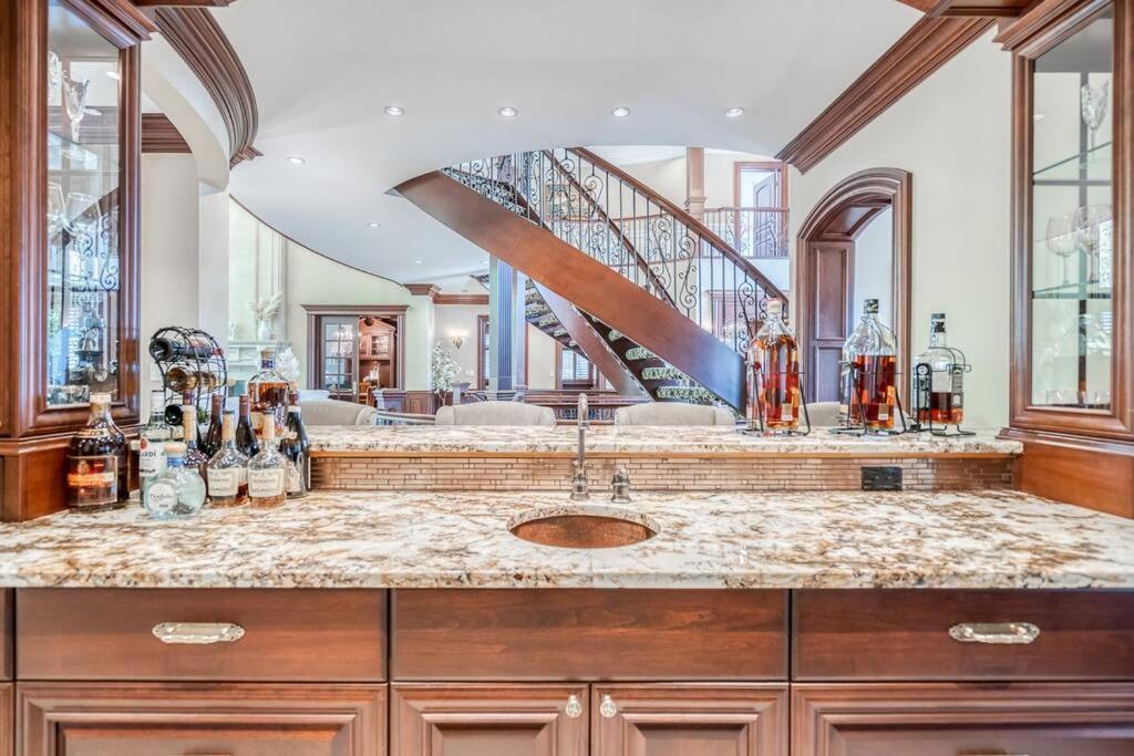 French Chateau W/Swim Spa & Theatre: 11,700 Sqft คาลการี ภายนอก รูปภาพ