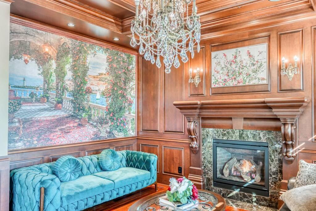 French Chateau W/Swim Spa & Theatre: 11,700 Sqft คาลการี ภายนอก รูปภาพ