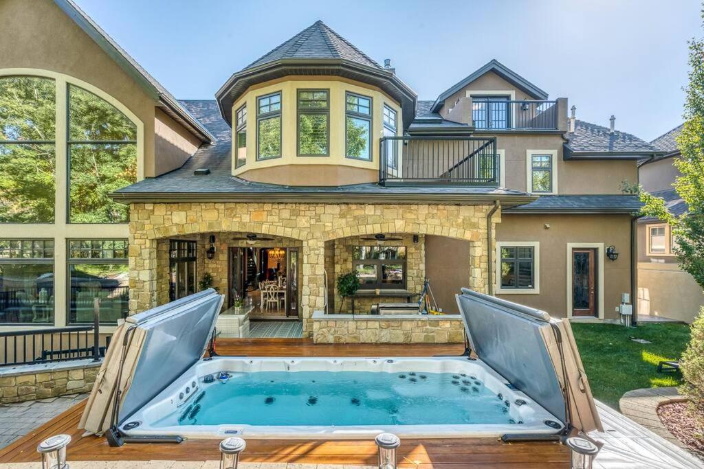 French Chateau W/Swim Spa & Theatre: 11,700 Sqft คาลการี ภายนอก รูปภาพ
