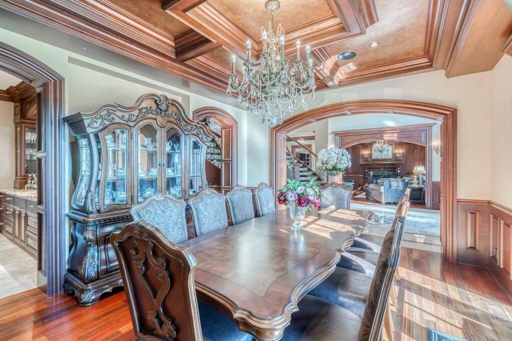 French Chateau W/Swim Spa & Theatre: 11,700 Sqft คาลการี ภายนอก รูปภาพ
