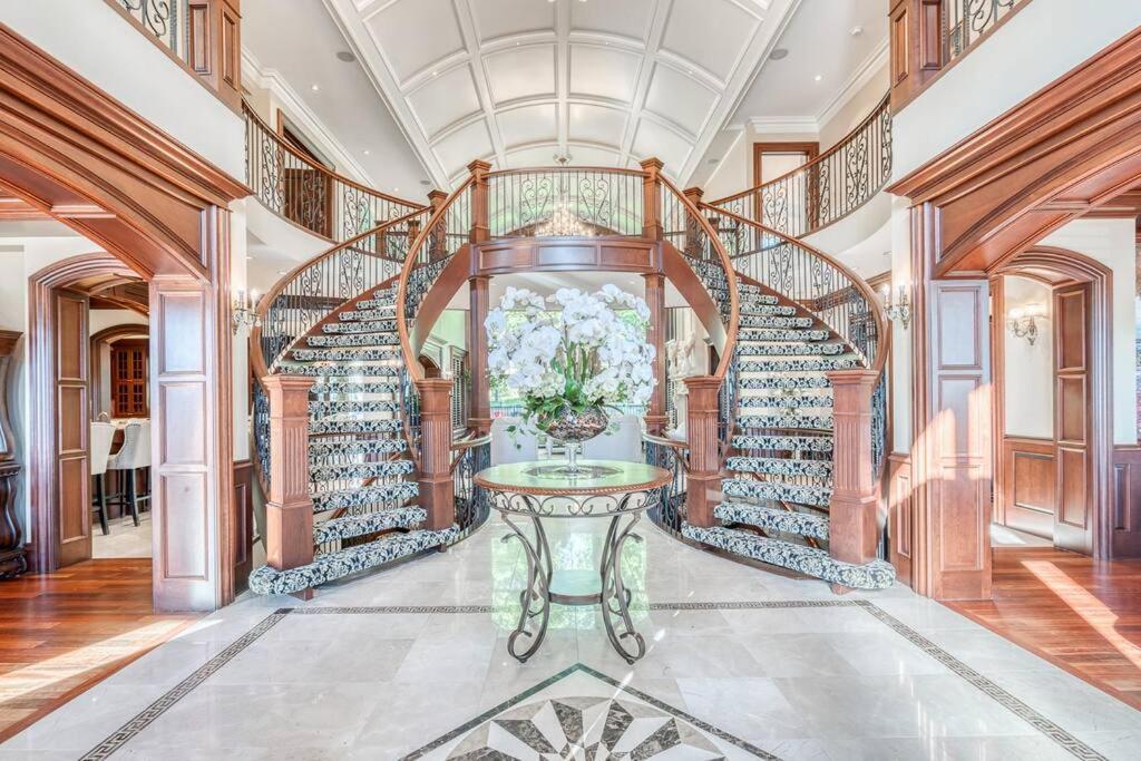 French Chateau W/Swim Spa & Theatre: 11,700 Sqft คาลการี ภายนอก รูปภาพ