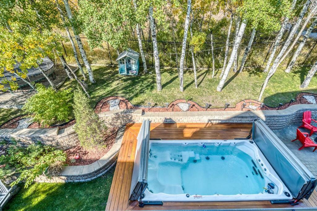 French Chateau W/Swim Spa & Theatre: 11,700 Sqft คาลการี ภายนอก รูปภาพ